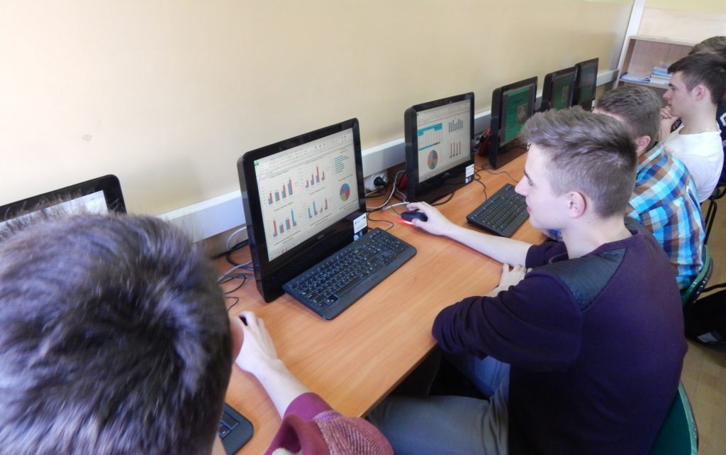 Technik ekonomista. Zajęcia w pracowni komputerowej.