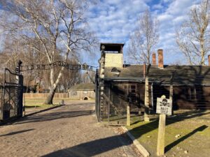 Zdjęcie z wnętrza obozu Auschwitz-Birkenau w Oświęcimiu bramy wejściowej