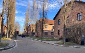 Zdjęcie baraków w obozie Auschwitz-Birkenau w Oświęcimiu