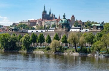 Widok z jednego praskich mostów na Hradczańskie wzgórze z górującą na nim Katedrą św. Wita.