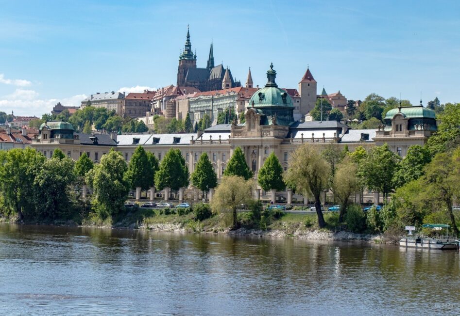 Widok z jednego praskich mostów na Hradczańskie wzgórze z górującą na nim Katedrą św. Wita.