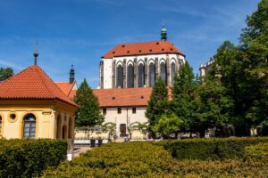 Widok na bryłę kościoła ojców franciszkanów, która jest bez wież.