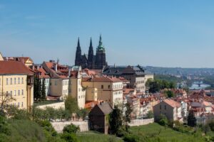 Zbliżenie na kamienice i praską katedrę.