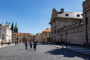 Jeden z placów Pragi w głębi pałac prezydenta a po prawej renesansowy pałac Schwarzerbegów.