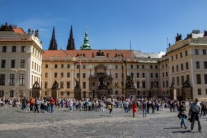 Fasada i ozdobne ogrodzenie pałacu prezydenckiego.