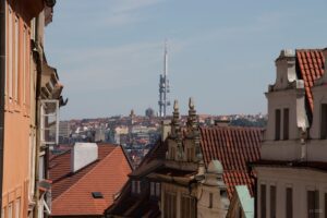 Na pierwszym planie dachy zabytkowych praskich kamienic a w tle praska wieża telewizyjna.