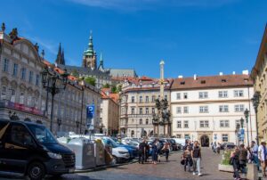 Jeden z praskich rynków otoczony renesansowymi kamienicami za których po lewej stronie na wzgórzu praska katedra.