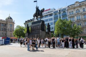 Nasza grupa wycieczkowa pod pomnikiem Króla Karola na Placu Wacława.