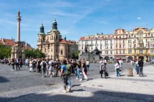 Na placu ratuszowym idąca nasza grupa wycieczkowa.