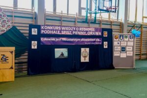 Na niebieskim tle dekoracyjny napis Konkurs Wiedzy o Regionie Podhale, Spisz Orawy i Pieniny.