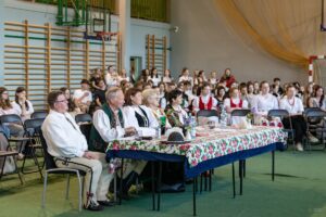 Przy stole siedzą członkowie jury – pięć osób.