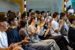 Uczniowie radośnie klaszczą po przemowie gościa specjalnego Pana Kazimierza Tischnera.