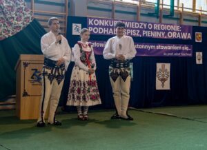 Występ następnych uczestników konkursu, dziewczyny i dwóch chłopaków, z których jeden deklamuje wiersz.