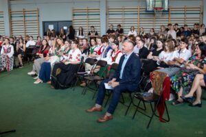 Na tle publiczności w pierwszym rzędzie siedzi przybyły na wręczenie nagród starosta nowotarski.