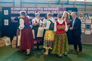 Kolejne zdjęcie nagradzanych uczestników konkursu.