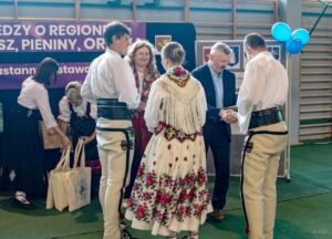 Następni uczestnicy konkursu nagradzani przez starostę i organizatorów.