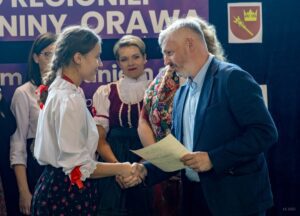 Starosta wręcza nagrodę specjalną dla jednej z uczestniczek konkursu.
