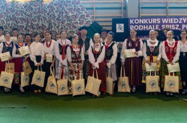 Wspólne zdjęcie grupowe uczestników i organizatorów konkursu.