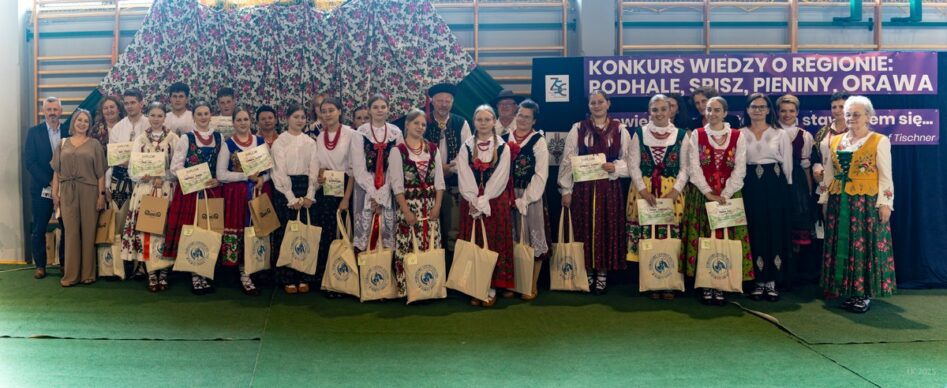 Wspólne zdjęcie grupowe uczestników i organizatorów konkursu.
