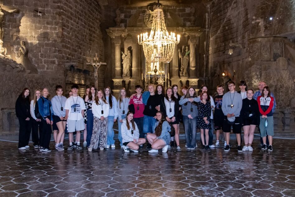 Zdjęcie grupowe uczestników wycieczki na tle solnego ołtarza w kaplicy św.Kingi