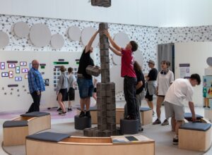 Uczennica sprawdzająca działanie urządzeń elektrycznych.