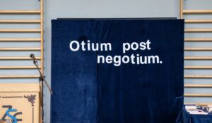 Napis motto zakończenia „Otium post negotium” – Odpoczynek po pracy.