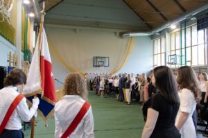 Wszyscy zgromadzeni w postawie na baczność śpiewają hymn narodowy.