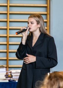 Pojedynczy kadr drugiej śpiewającej uczennicy.