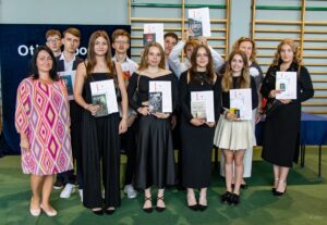 Dziesięcioosobowa grupa uczniów i uczennic z klasy 4 TR wraz z wychowawczynią i Panią Dyrektor.