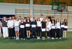 Duża grupa uczniów nagrodzonych za osiągnięcia sportowe.