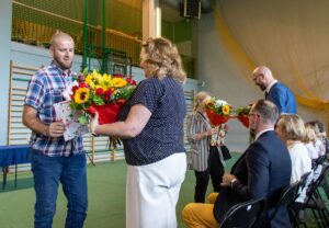Przedstawiciele Rady Rodziców bukietami kwiatów dziękują Dyrekcji.