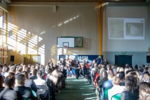 1. W tle na scenie tańcząca grupa uczennic.