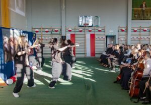 2. Zbliżenie na grupę radosnych tańczących dziewcząt.