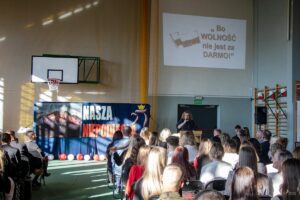 4. Przemawiając Pani Dyrektor wita zaproszonych gości.