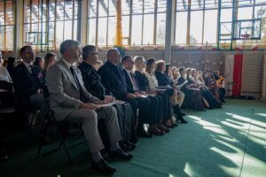 7. Z pierwszego rzędu bacznie obserwują występy zaproszeni goście.