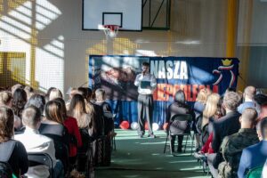 8. Na scenie uczeń odczytuje tekst literacki.