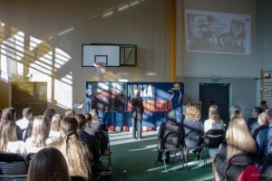 Na scenie uczennica ubrana na czarno recytuje poezje.