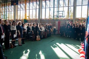 12. Wszyscy zgromadzeni w postawie stojącej wraz z chórem śpiewają Rotę.