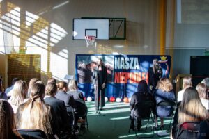 14. Dwie uczennice na tle scenografii przygotowane do zaśpiewania piosenki.