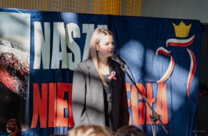 15. Zbliżenie na jedną ze śpiewających solistek.