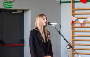 16. Zbliżenie na drugą ze śpiewających solistek.