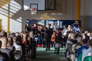 18. Na scenie oprócz muzykantów uczeń deklamujący wiersz.