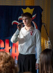 21. Zbliżenie na młodego ucznia aktora deklamującego swoją role.