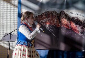 22. Zbliżenie na młodą uczennicę aktorkę deklamującą swoją role.