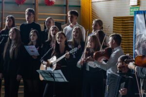 27. Jeszcze jedno ujęcie chórzystów i muzykantów.