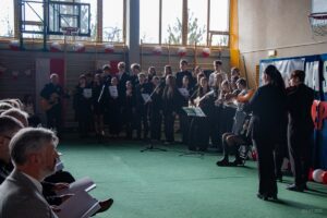 28.Chórzyści i muzykanci fotografowani z dalszej odległości.