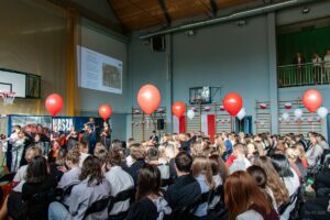 29. Zdjęcie publiczności nad którą zawieszone są balony w barwach biało-czerwonych.