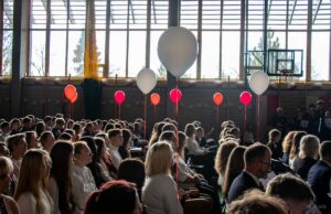 30. Jeszcze jedno ujęcie publiczności z powiewającymi nad nią balonami.