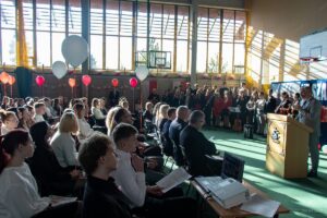 33. Do zgromadzonych przemawia jeden z zaproszonych gości.