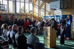 34. Do młodzieży przemawia jedna z zaproszonych pań.